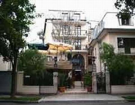Hotel Piccolo Mondo Bukares Bagian luar foto